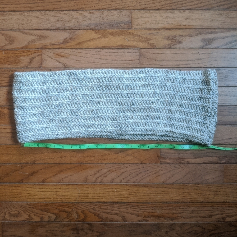 Hand-Knit Infinity Scarf Neutral Fleck - Picture 4 of 5